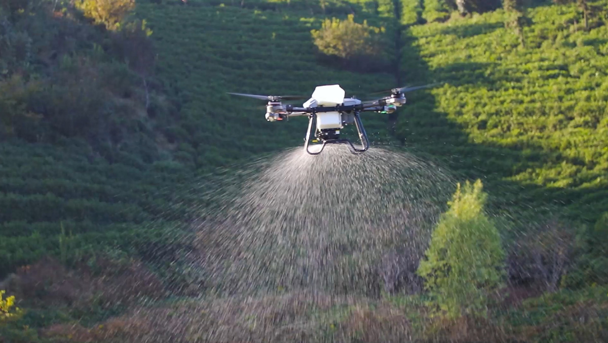 New agriculture drone which is suitable for large fields and high-efficiency spreading operations. Dual-roller material discharging, efficient & accurate. Strong spreading power, 8m adjustable spreading width achievable, 200kg/min feeding speed.