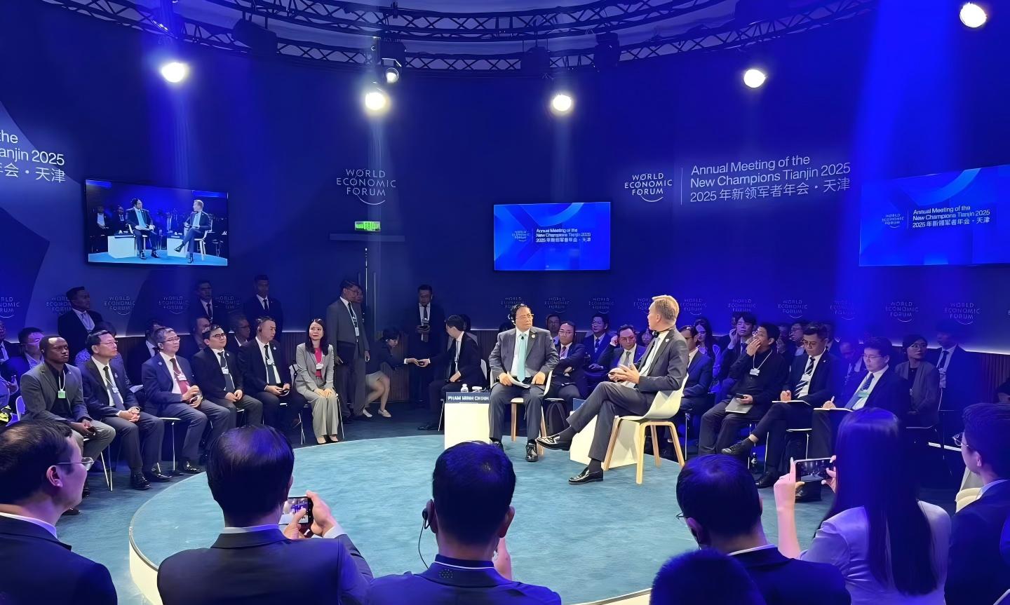 Zhang Yu, CEO của TopXGun Robotics, tham dự Diễn đàn Davos mùa hè năm 2025